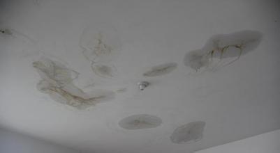 現(xiàn)在有相當(dāng)數(shù)量的樓房（這里主要說明的是混泥土基面的平面屋頂）屋頂漏水，