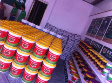 賀喜羅城梁總形象店開業(yè)！梁總是歐耐克防水的老客戶，一直是河池宜州的代理，在宜州防水市場具有很強的市場影響力。2015年，梁總加大了在防水方面的投入，在羅城開了一家新的防水店——歐耐克防水羅城形象店。