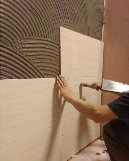 水泥貼瓷磚好還是瓷磚膠貼瓷磚好？